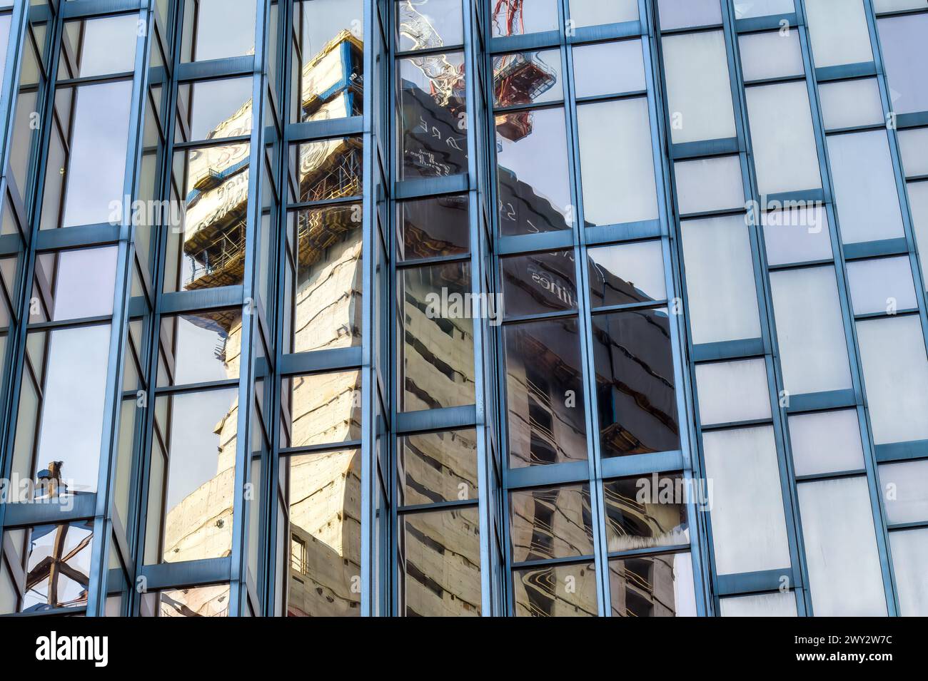 Réflexion sur le chantier de construction d'un nouveau gratte-ciel dans le quartier du centre-ville, Toronto, Canada Banque D'Images