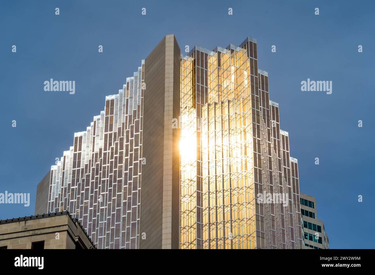 Reflet de la lumière du soleil sur la place de la Banque Royale, Tour Nord, Toronto, Canada Banque D'Images