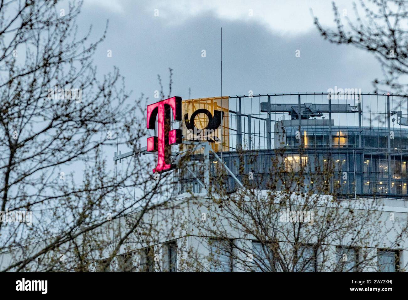 DAS logo vom Weltkonzern Deutsche Telekom AG, auf dem Dach der Konzernzentrale an der Friedrich Ebert Allee à Bonn. IM Hintergrund das logo der Deutsche Post DHL Group am nahegelegenen Hauptsitz im Post Tower 03.04.2024 Bonn Gronau NRW Deutschland *** le logo de la société mondiale Deutsche Telekom AG, sur le toit du siège social Friedrich Ebert Allee à Bonn, en arrière-plan, le logo du groupe Deutsche Post DHL au siège social voisin de la Tour postale 03 04 2024 Bonn Gronau NRW Allemagne Copyright : xBonn.digitalx/xMarcxJohnx Banque D'Images