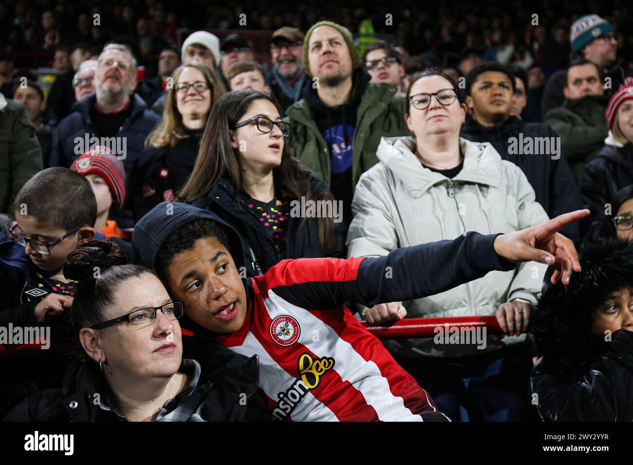 Londres, Royaume-Uni. 3 avril 2024. Les fans de Brentford lors du match de premier League au Gtech Community Stadium, Londres. Le crédit photo devrait se lire : Kieran Cleeves/Sportimage crédit : Sportimage Ltd/Alamy Live News Banque D'Images