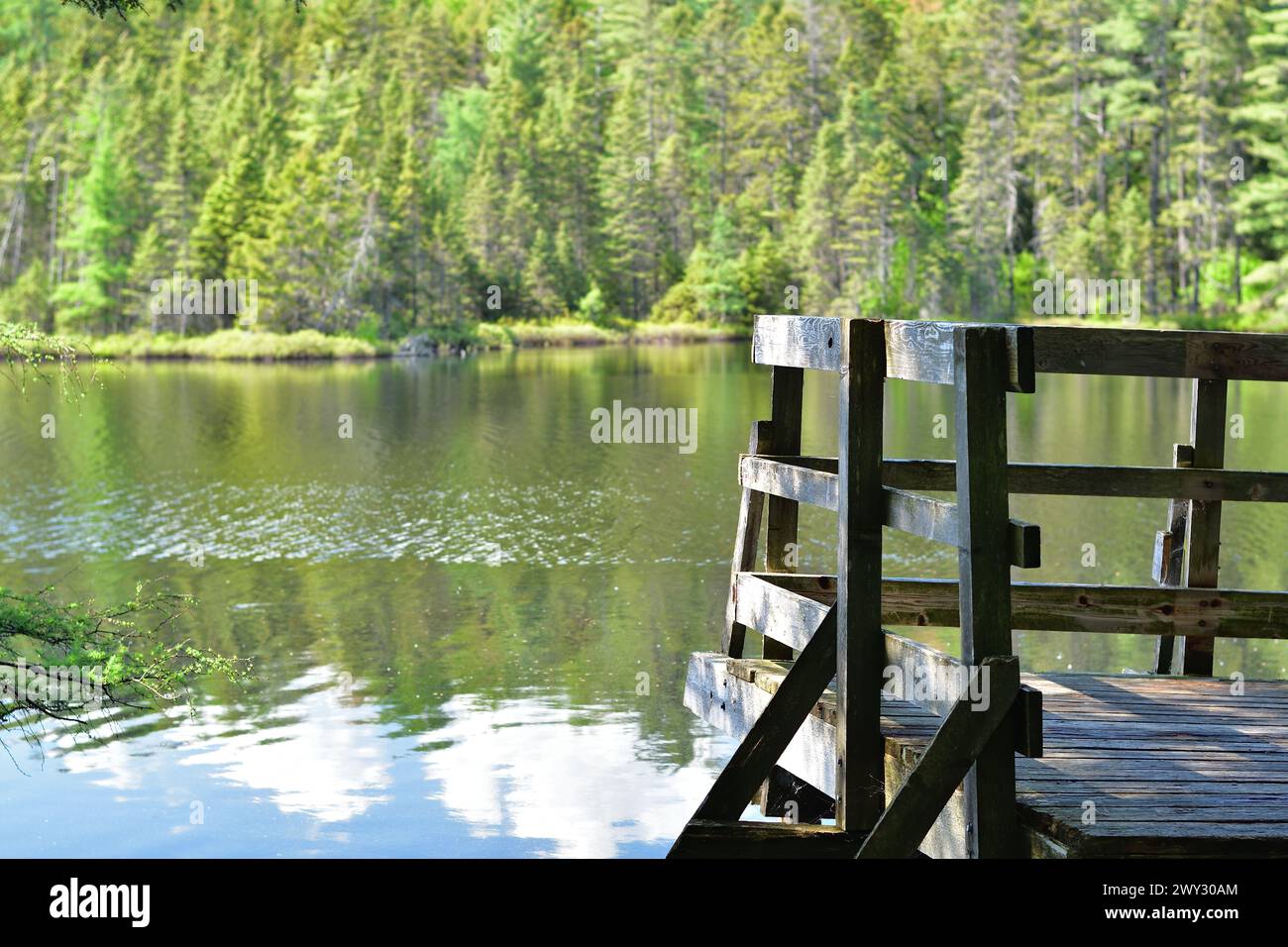 Plate-forme de l'observatoire côté lac. Lac calme avec plateau en bois. Banque D'Images