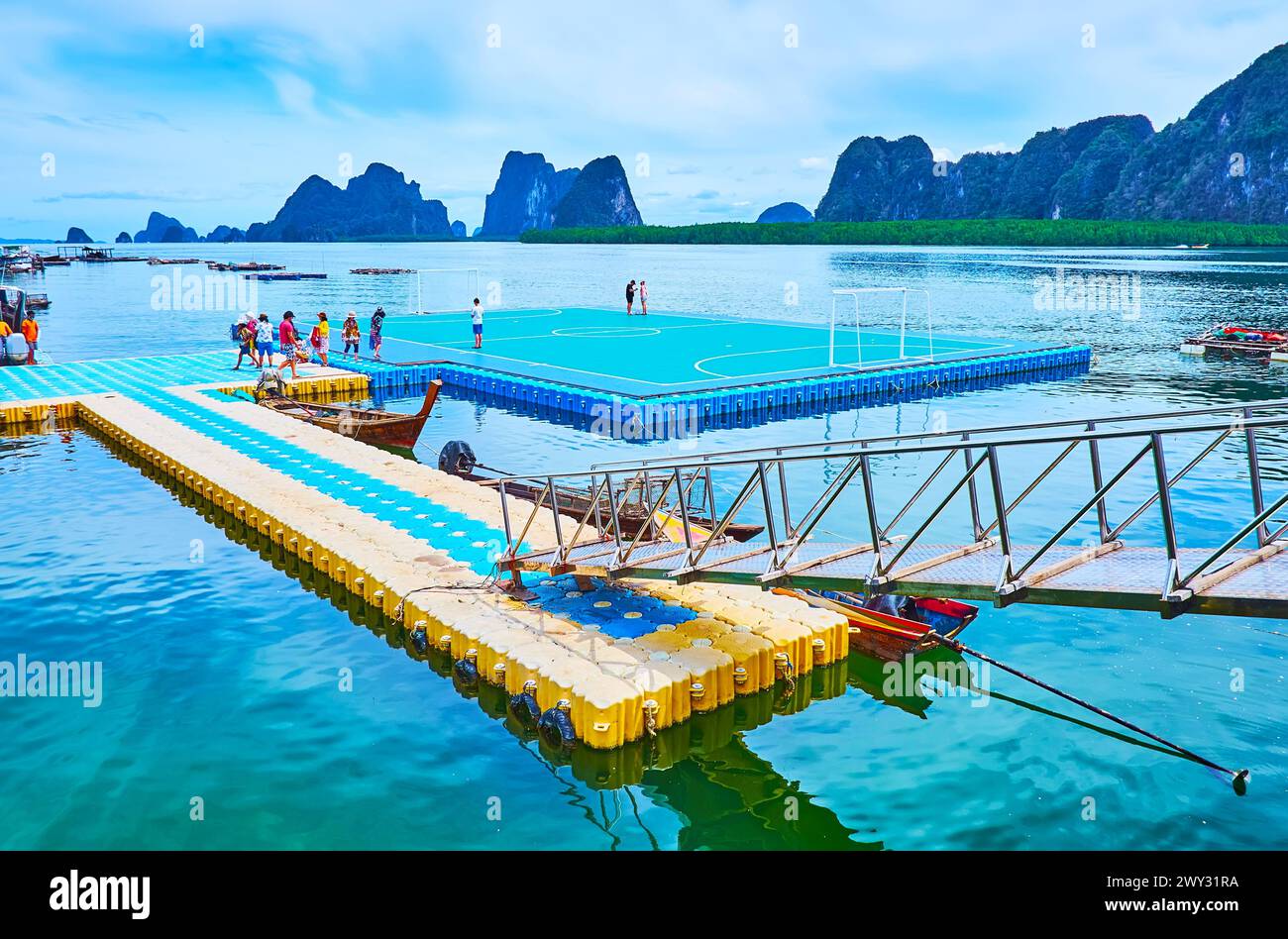 KO PANYI, THAÏLANDE - 28 AVRIL 2019 : terrain de football flottant est un point de repère notable de l'île de Ko Panyi (Koh Panyee), son populaire parmi les touristes, en visite Banque D'Images