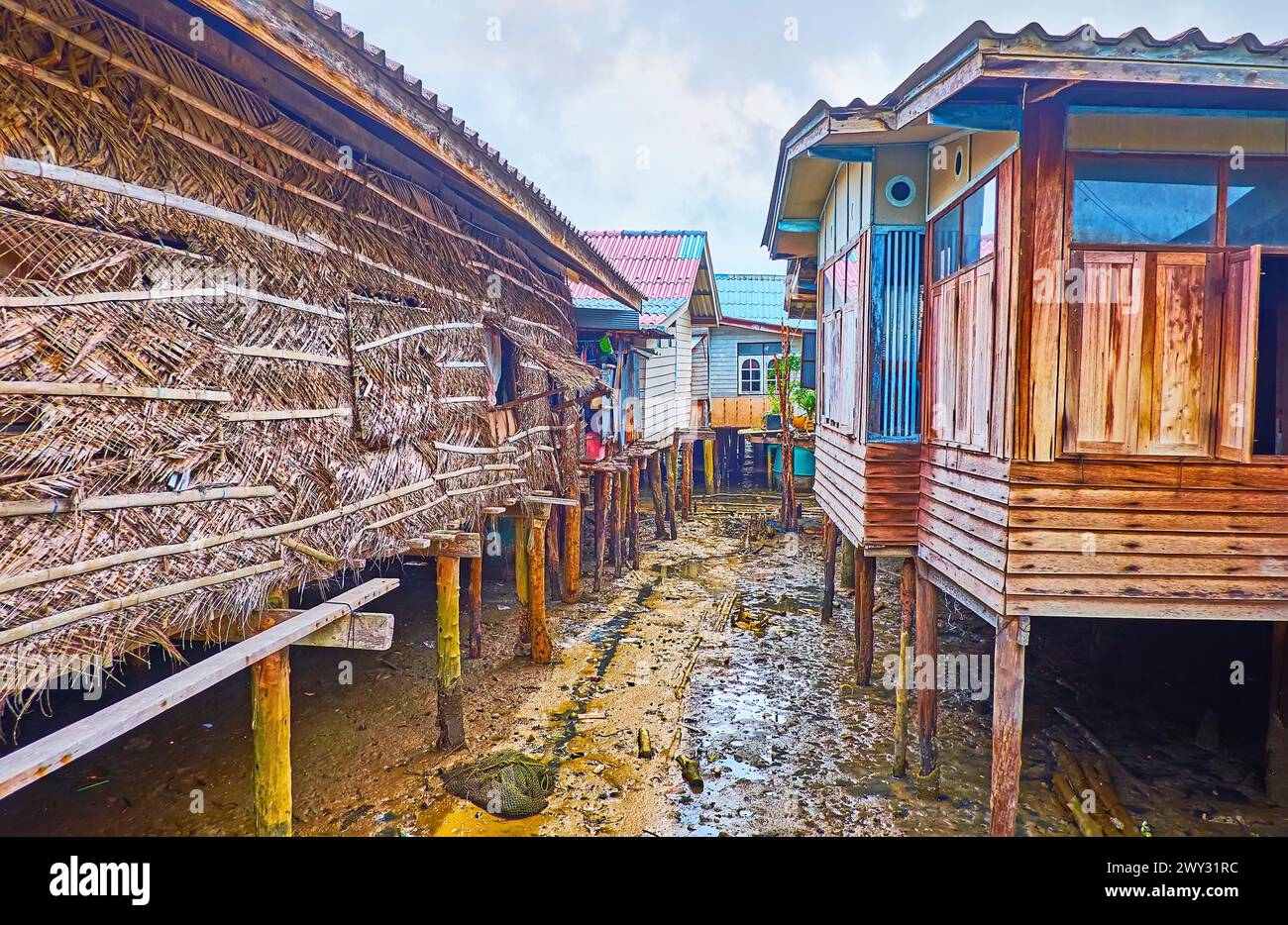 La zone submergée entre les maisons sur pilotis du village flottant de Ko Panyi, Phang Nga Bay, Thaïlande Banque D'Images