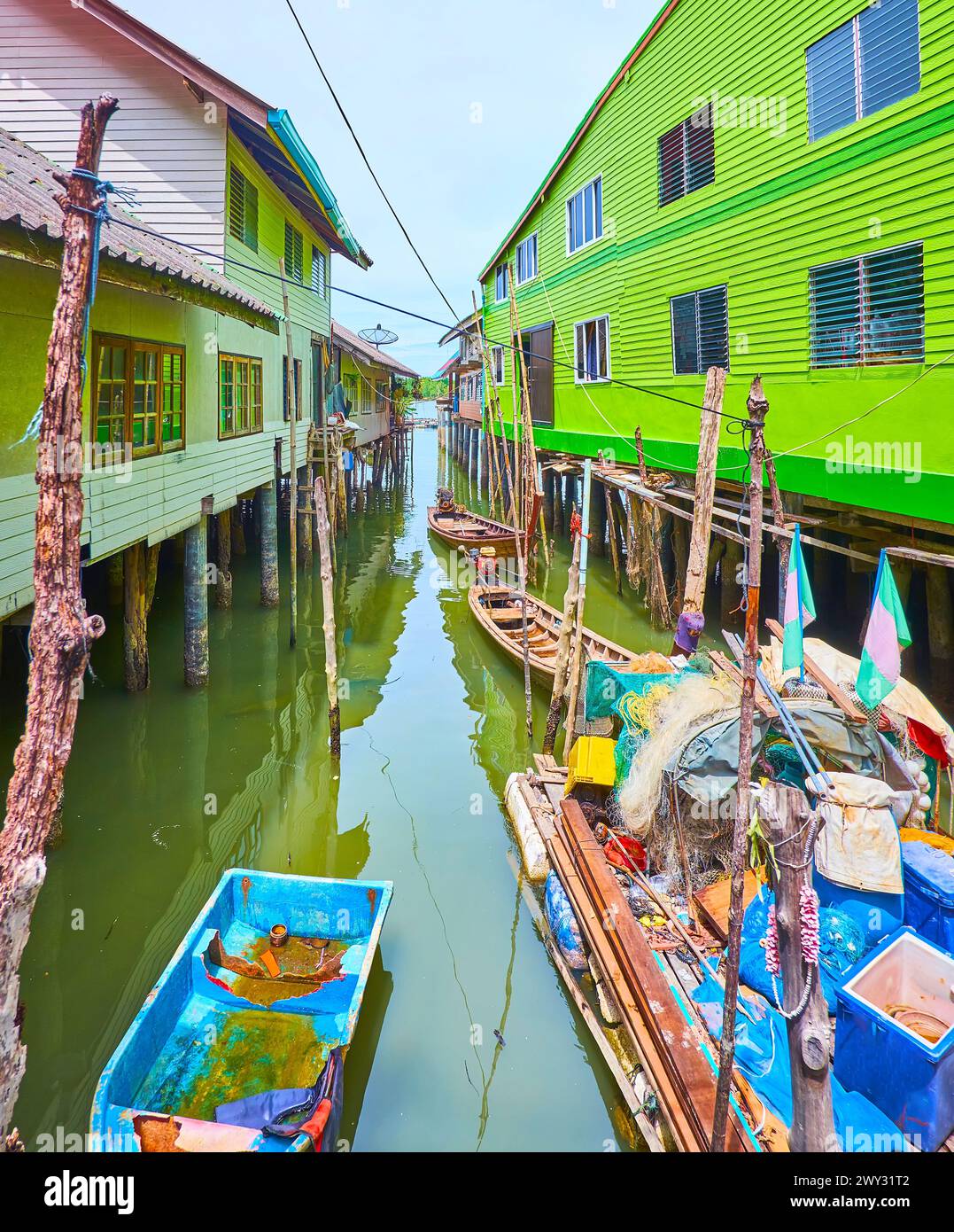 Les vieux bateaux entre les maisons sur pilotis, village flottant de Ko Panyi, baie de Phang Nga, Thaïlande Banque D'Images