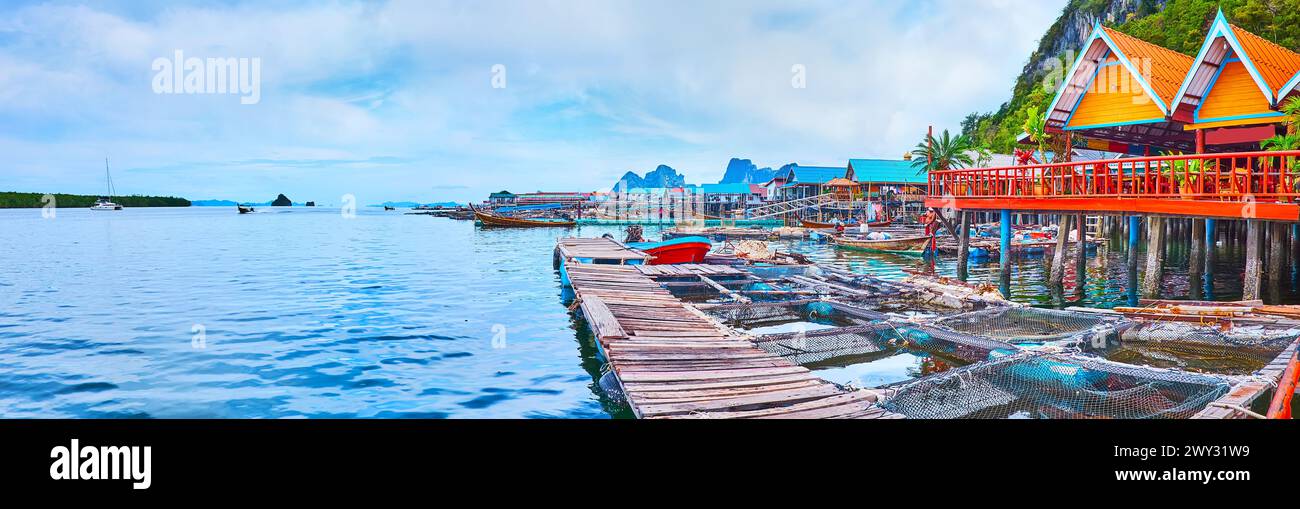 Panorama du littoral de Ko Panyi (Koh Panyee) village de pêcheurs sur pilotis avec quais, chantiers navals, bateaux de pêche et fermes piscicoles, Phang Nga Bay, Thaïlande Banque D'Images