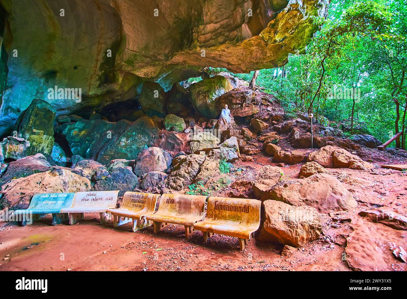 PHANG NGA, THAÏLANDE - AVRIL 28 : la forêt tropicale verte luxuriante dans la grotte du temple Wat Suwan Kuha, le 28 avril à Phang Nga Banque D'Images