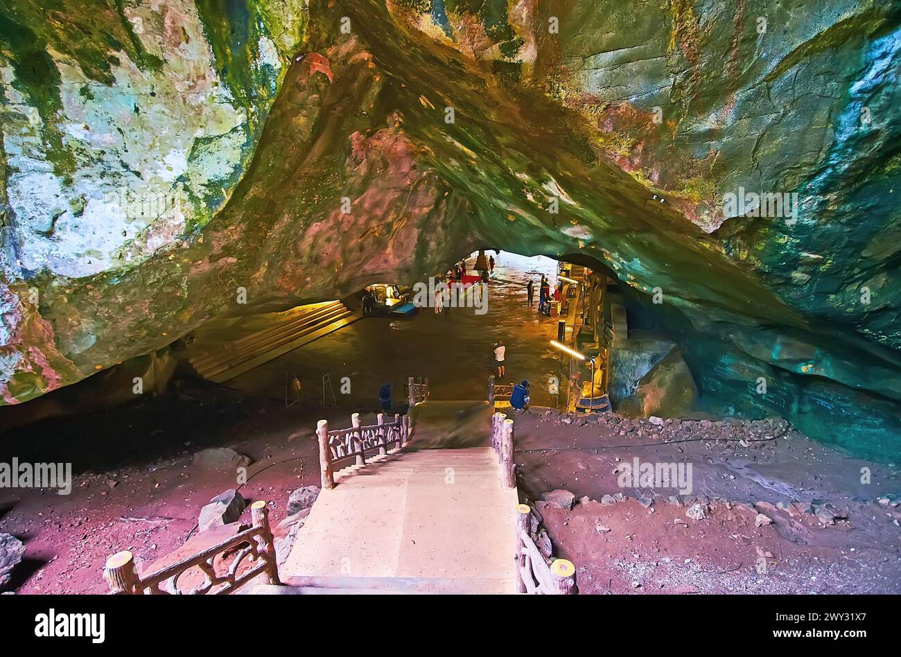 PHANG NGA, THAÏLANDE - AVRIL 28 : les escaliers et la voûte de la grotte Tham Yai du temple Wat Suwan Kuha, le 28 avril à Phang Nga Banque D'Images