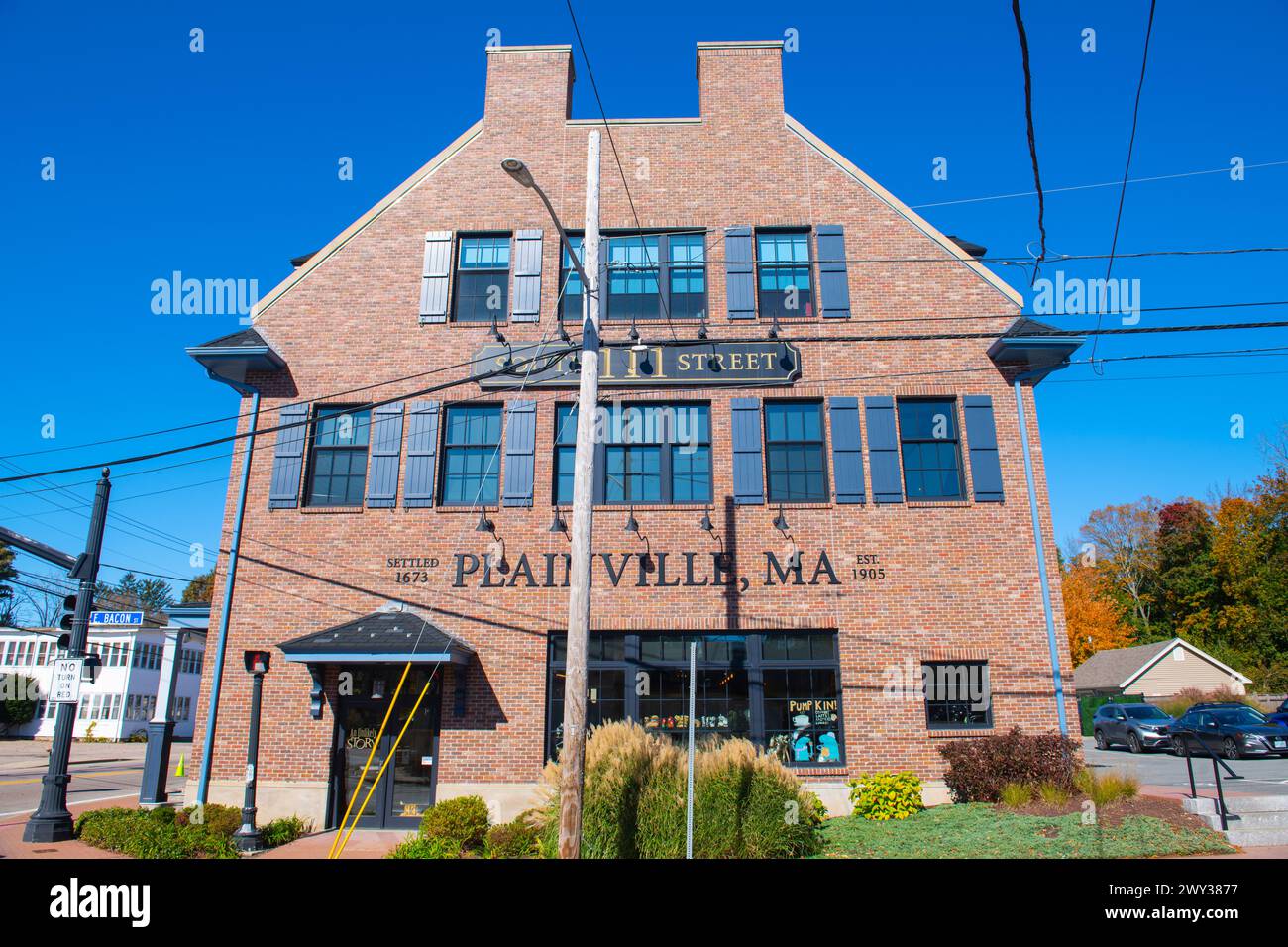 Un magasin d'histoire improbable au bâtiment 111 South Street à l'automne dans le centre-ville historique de Plainville, Massachusetts ma, États-Unis. Banque D'Images