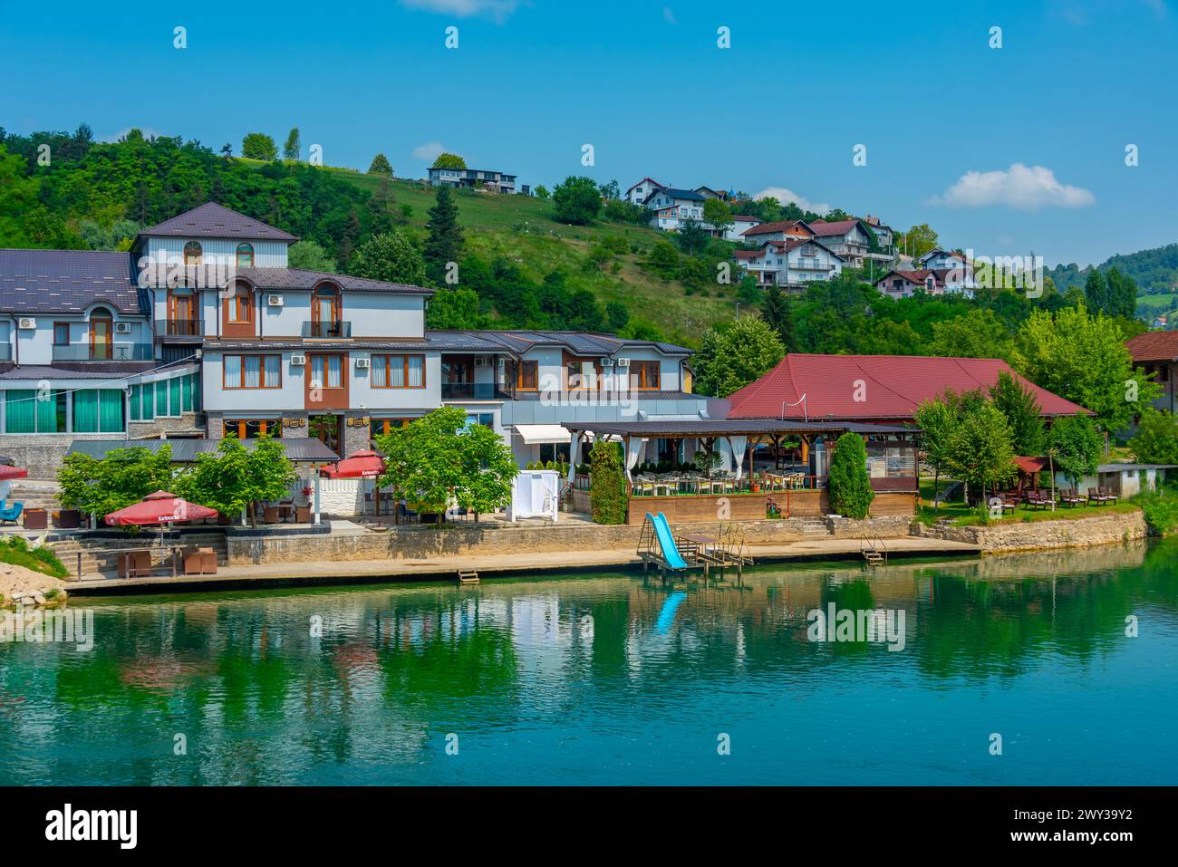 Riverisde de Una à Bosanska Krupa en Bosnie-Herzégovine Banque D'Images