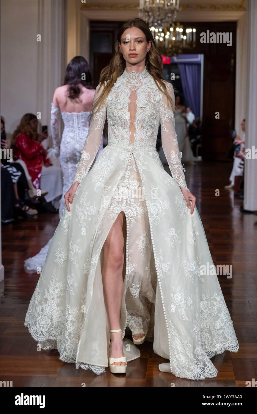 New York, États-Unis. 02 avril 2024. Un mannequin marche sur la piste au défilé Idan Cohen Bridal Spring 2025 Runway Show au tous Regis Hotel le 02 avril 2024 à New York. Crédit : SOPA images Limited/Alamy Live News Banque D'Images