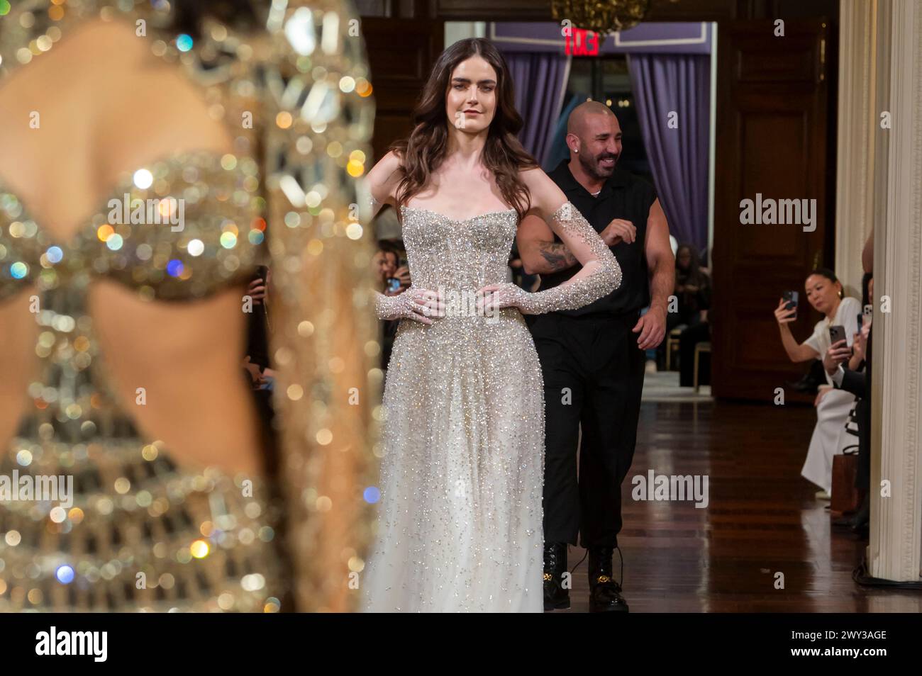 New York, États-Unis. 02 avril 2024. Les mannequins marchent la finale de la piste au salon Idan Cohen Bridal Spring 2025 Runway Show aux équipements Regis Hotel le 02 avril 2024 à New York. Crédit : SOPA images Limited/Alamy Live News Banque D'Images