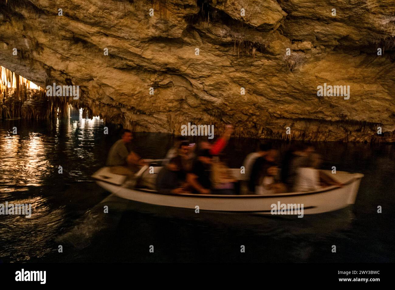 Les gens dans le bateau sur le lac dans les grottes étonnantes de Drach à Majorque, Espagne Banque D'Images