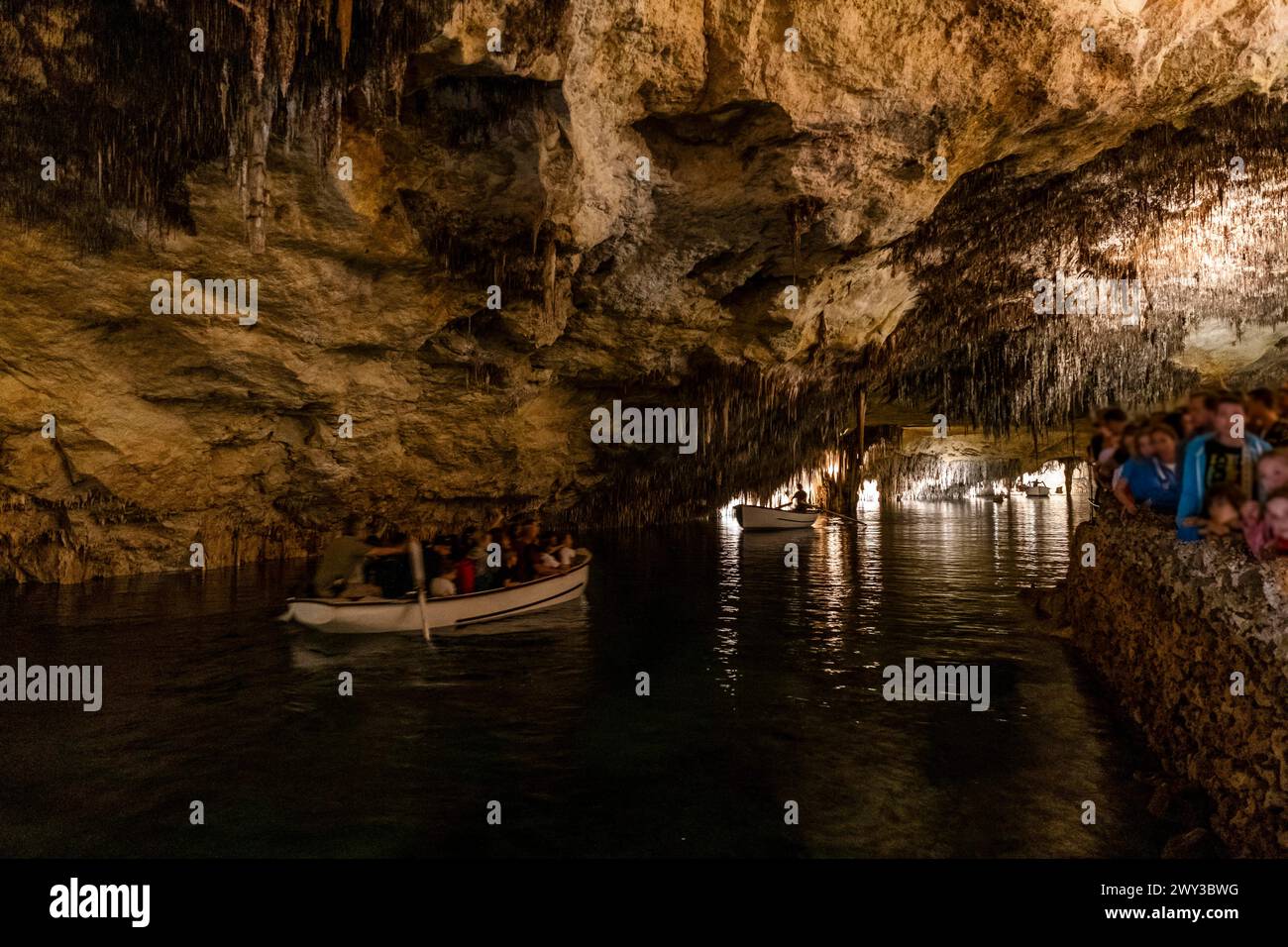 Les gens dans le bateau sur le lac dans les grottes étonnantes de Drach à Majorque, Espagne Banque D'Images