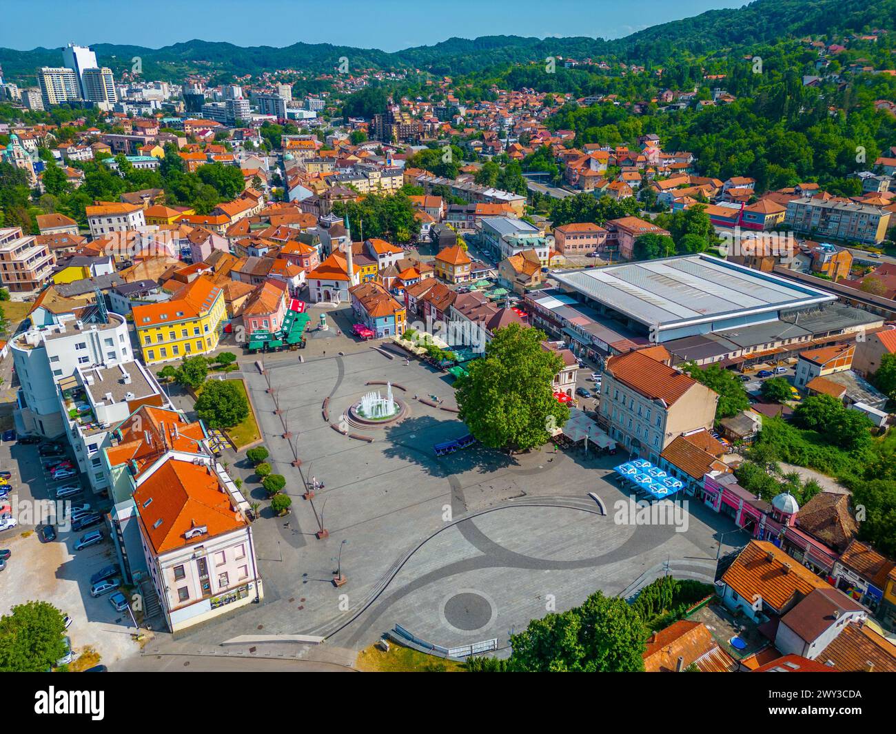 Vue panoramique sur la place de la liberté dans la ville bosniaque Tuzla Banque D'Images