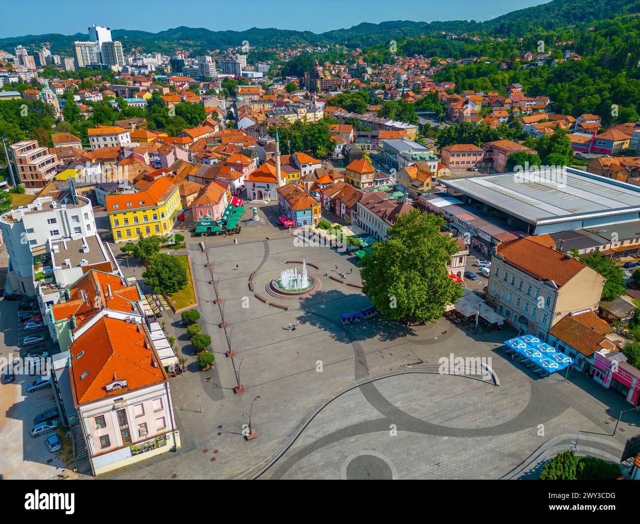 Vue panoramique sur la place de la liberté dans la ville bosniaque Tuzla Banque D'Images