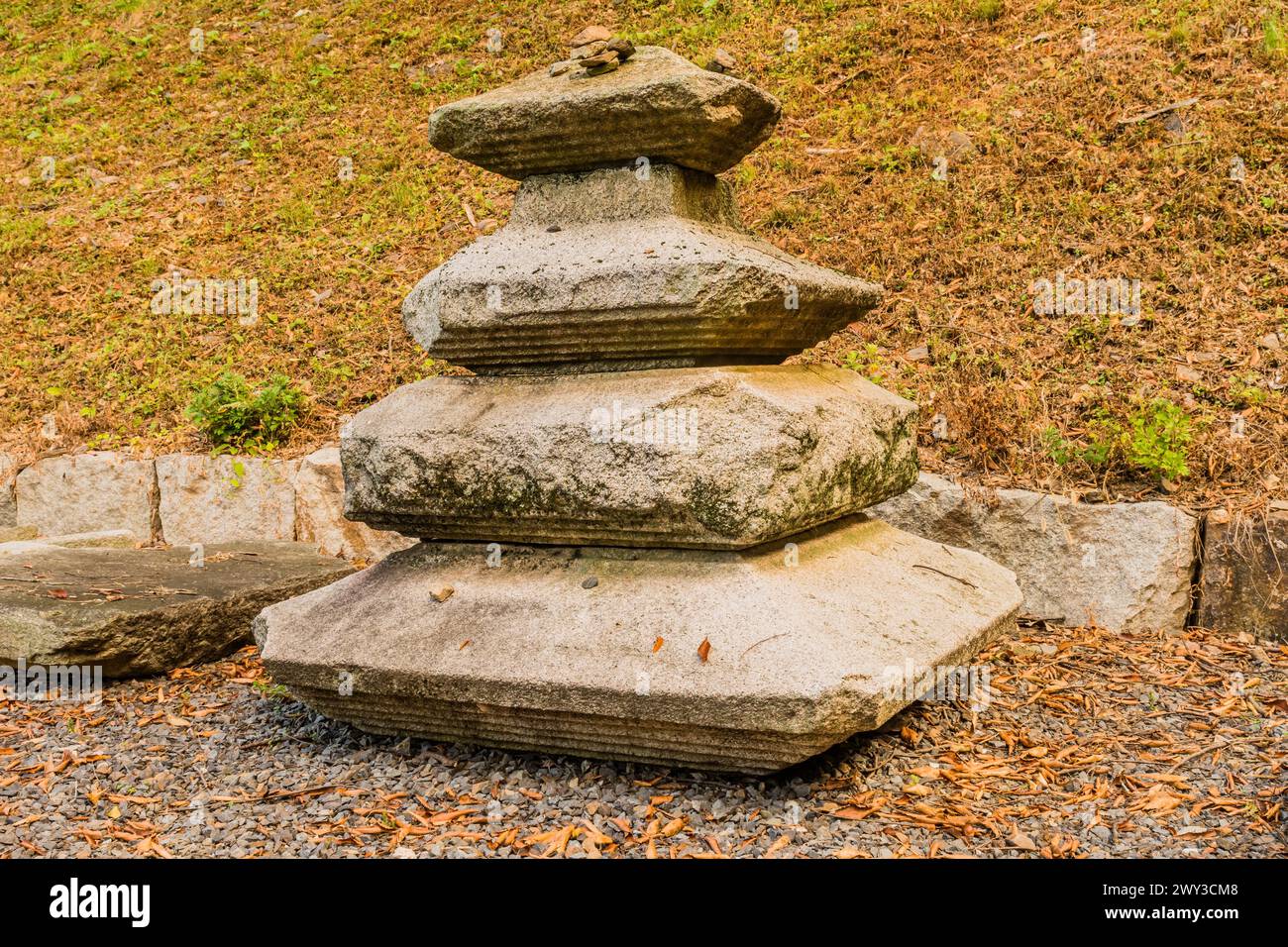 Quatre morceaux de pagode sculptée en pierre cassée dans un parc sauvage en Corée du Sud Banque D'Images