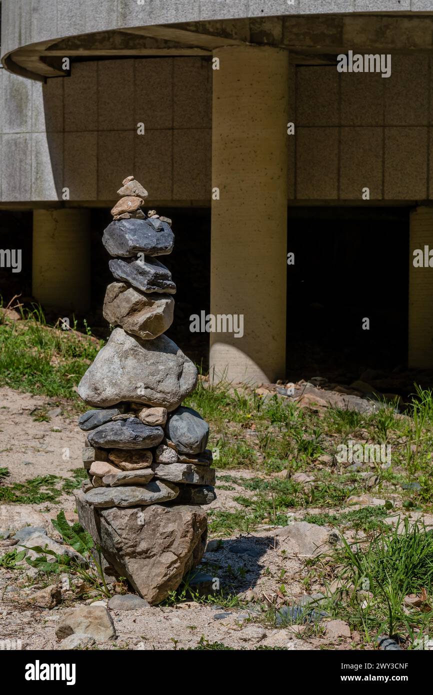 Gros plan de la pile de roches devant le fond du pont au public, parc en Corée du Sud Banque D'Images