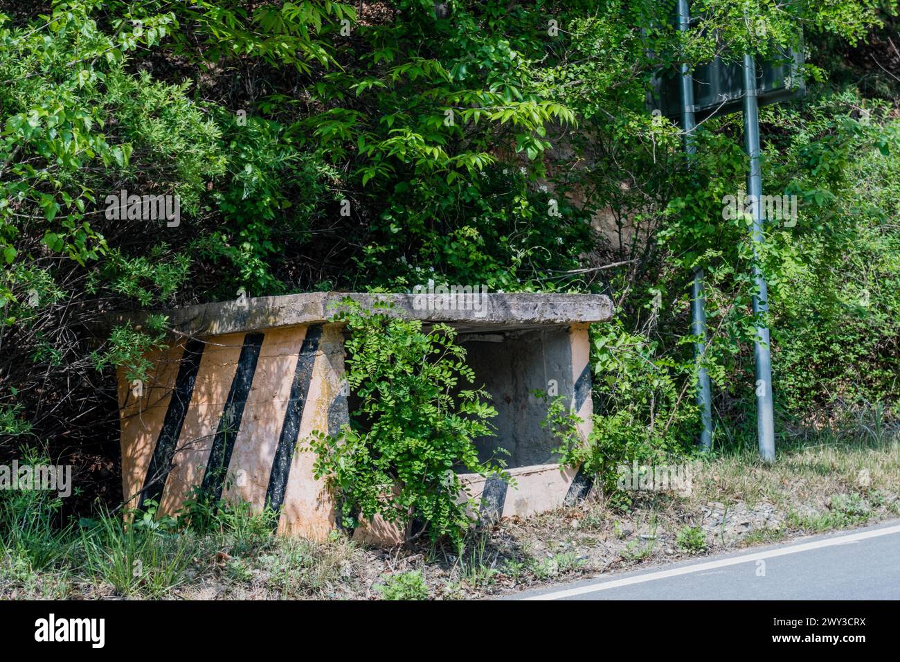 Bunker en béton utilisé pour contenir des sacs de sable pour les automobilistes à utiliser pendant l'hiver en Corée du Sud Banque D'Images