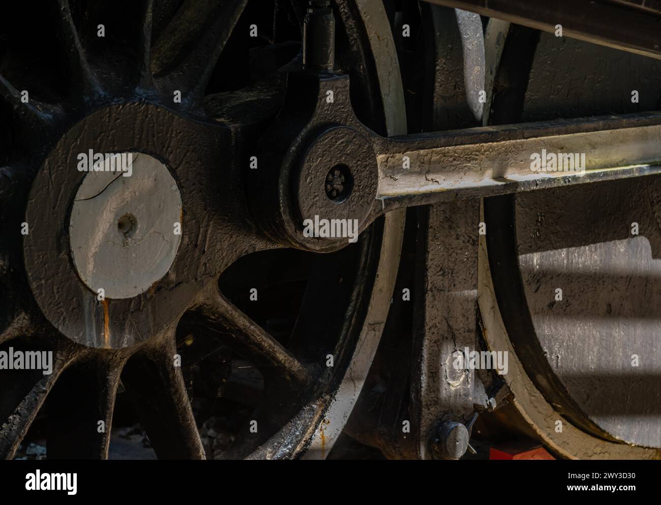 Gros plan d'une roue de train vintage montrant une métallurgie complexe et l'interaction de l'ombre et de la lumière, en Corée du Sud Banque D'Images