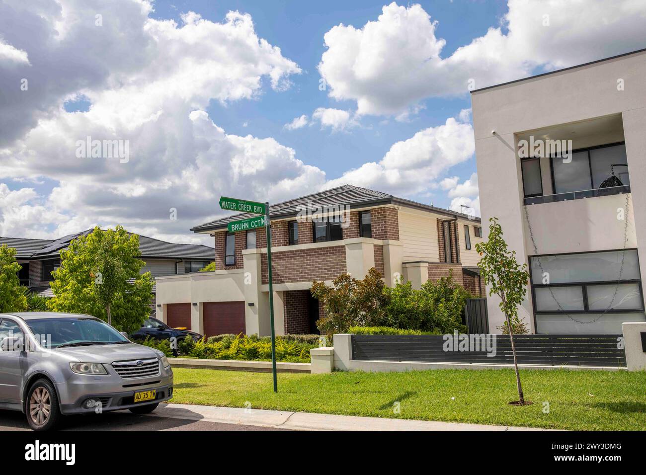 Kellyville, banlieue de Sydney nouvelles maisons et maisons sur Bruhn Street, Greater Western Sydney, NSW, Australie, 2024 Banque D'Images