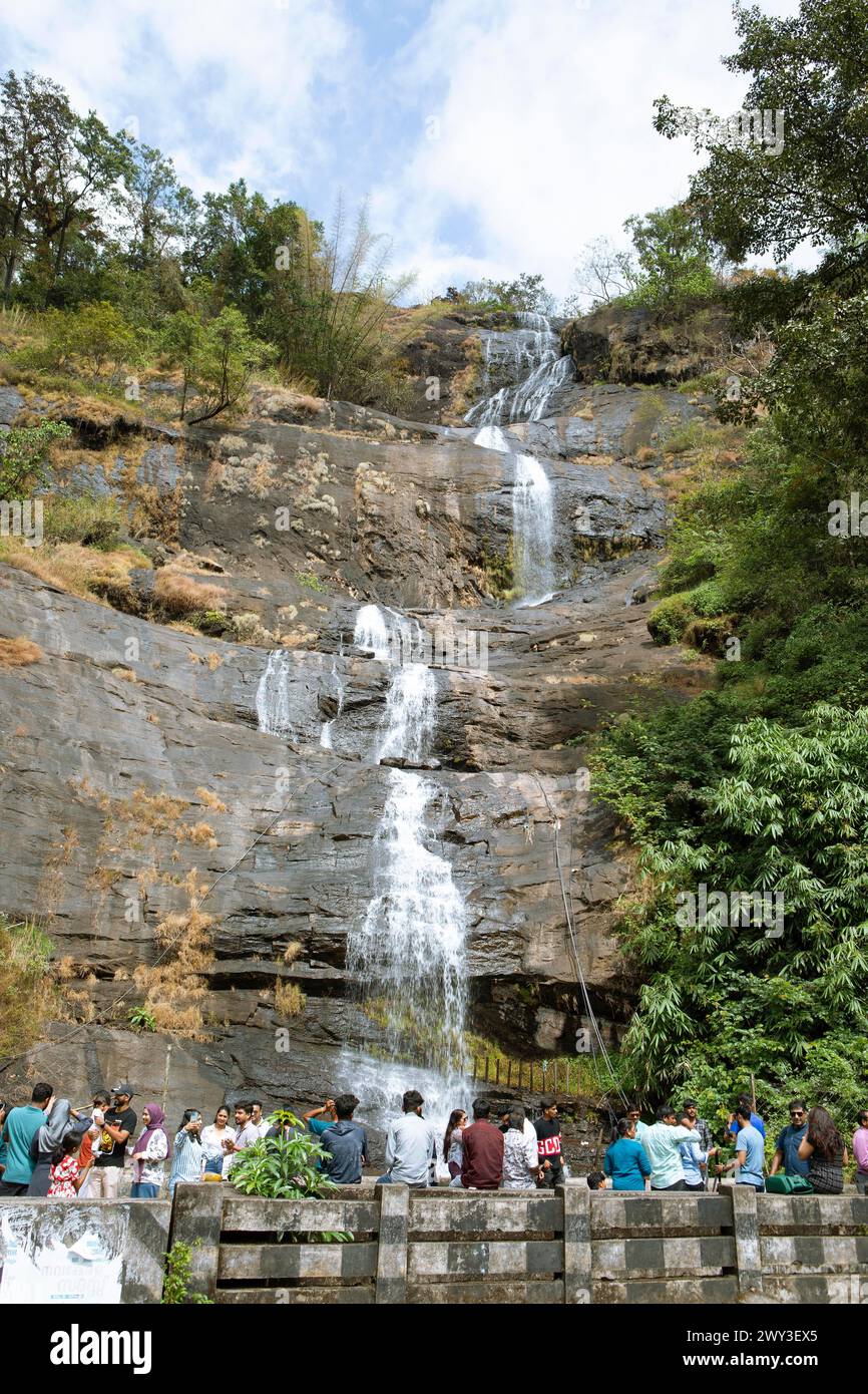Peuple indien regardant la cascade Cheeyappara, district d'Idukki, Kerala, Inde Banque D'Images