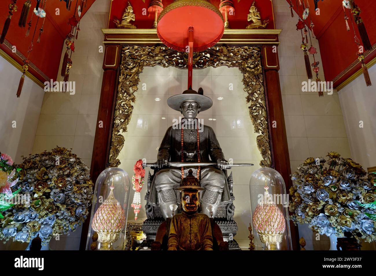 Statue du roi Taksin le Grand (1734-82), roi du Siam avec la capitale Thonburi ; au sanctuaire Somdet Phra Chao Taksin, Banglamphu, Bangkok, Thaïlande Banque D'Images