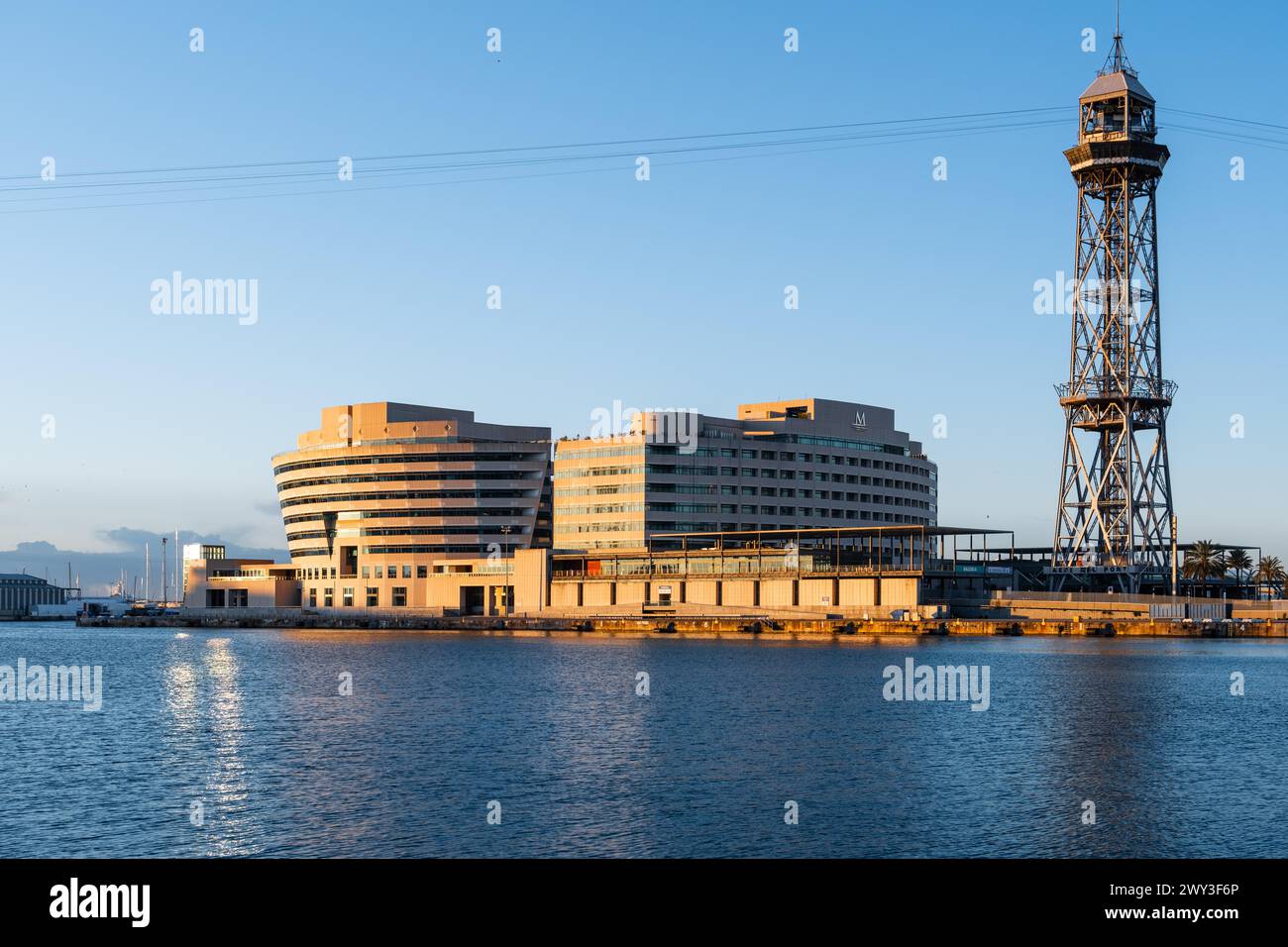 Vue sur le vieux port et le téléphérique de Barcelone, Espagne Banque D'Images