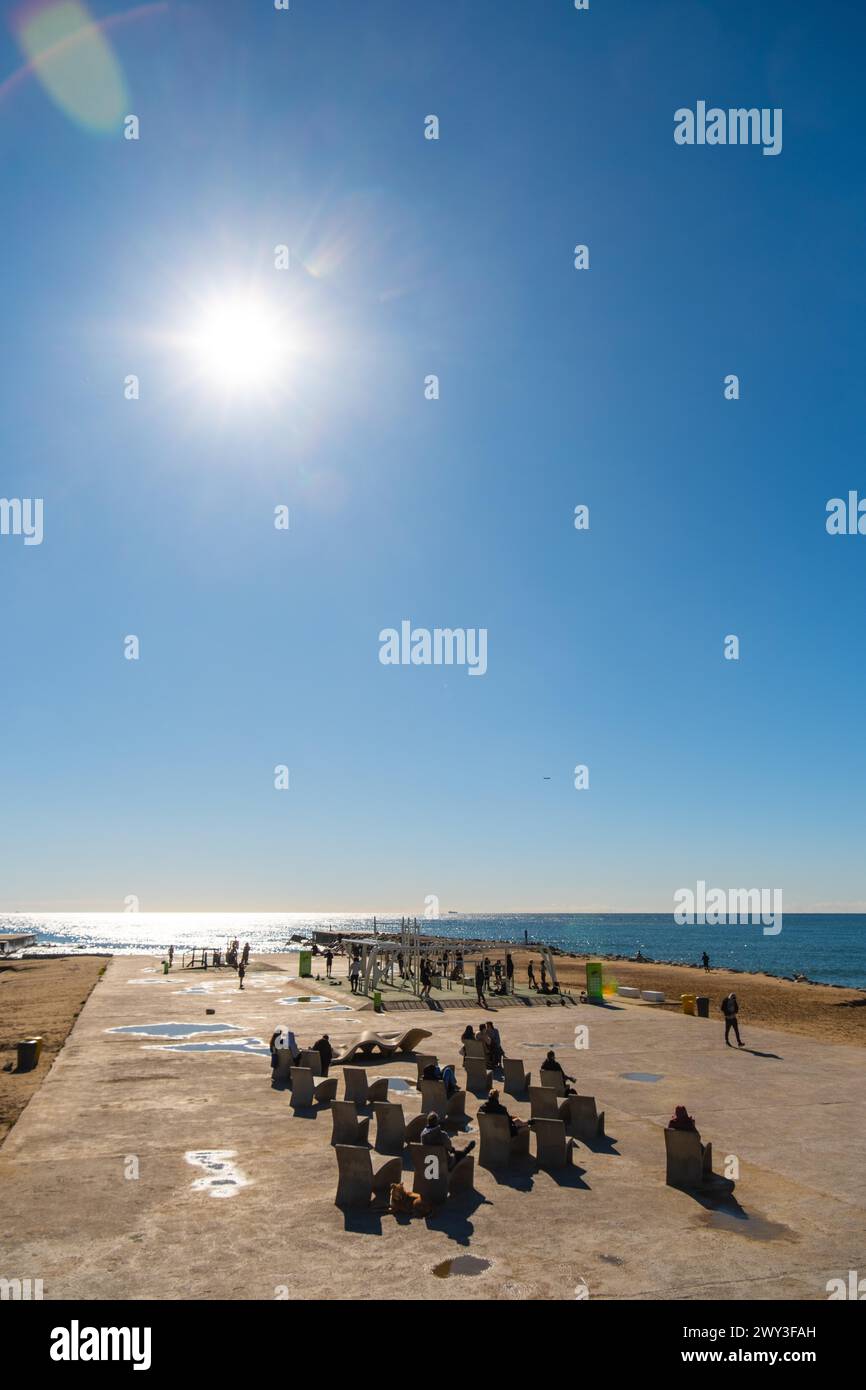 Bancs et gymnase sur la plage à Barcelone, Espagne Banque D'Images