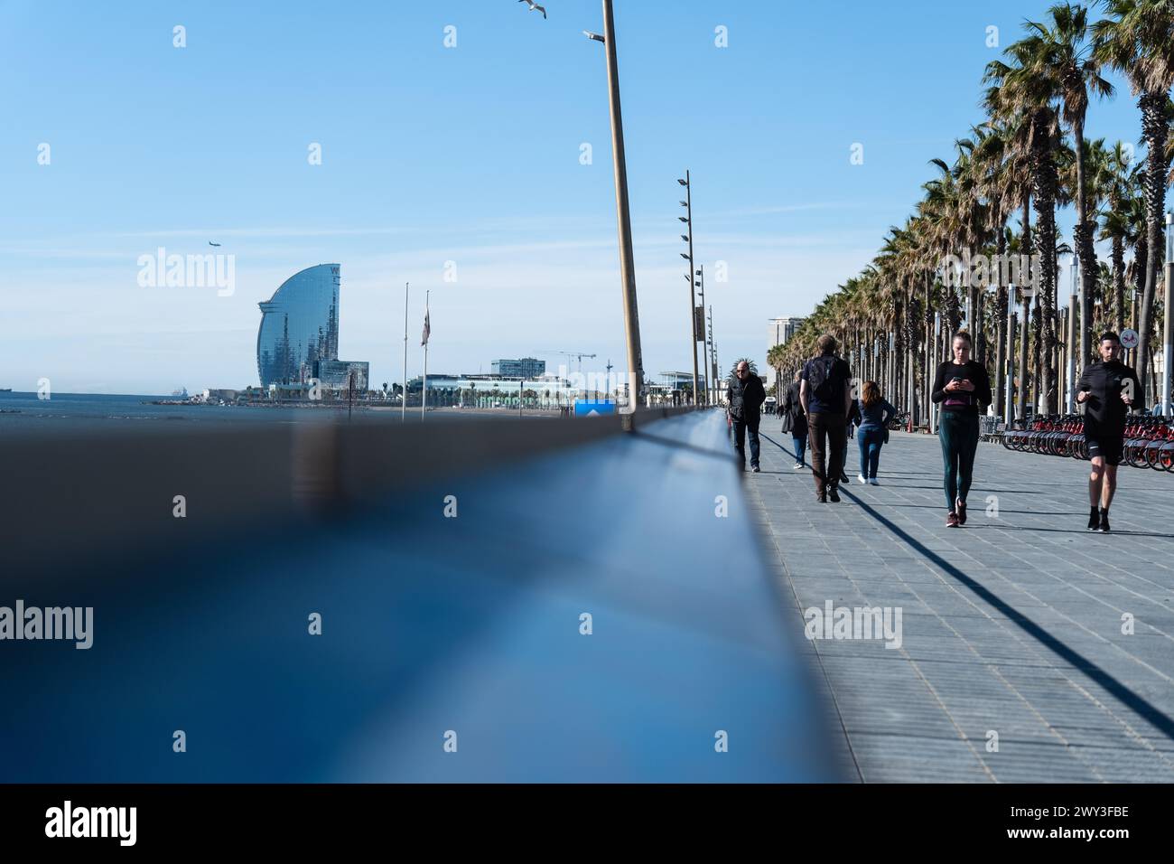Promenade avec joggers sur la plage de Barcelone, Espagne Banque D'Images