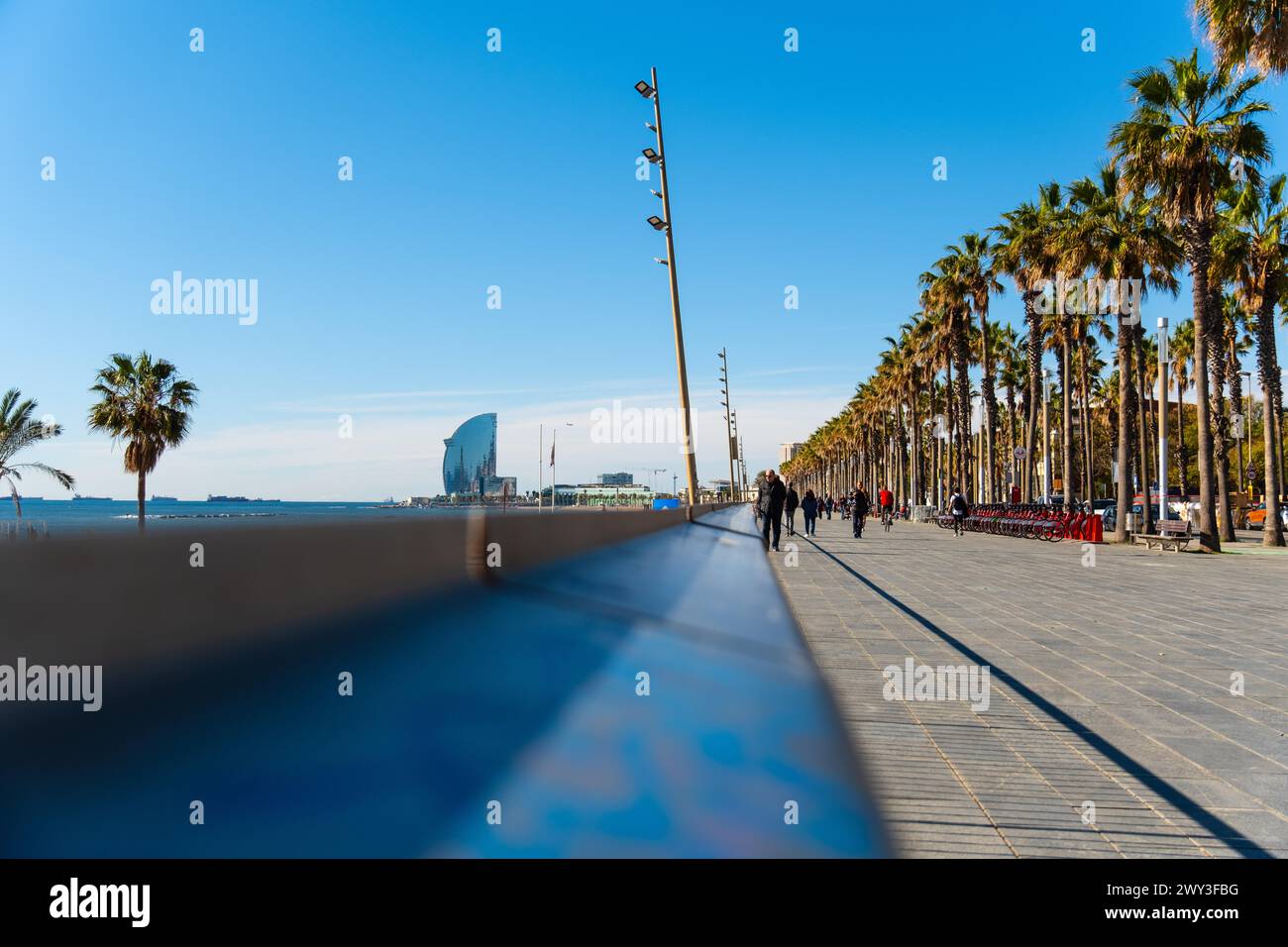 Promenade avec joggers sur la plage de Barcelone, Espagne Banque D'Images