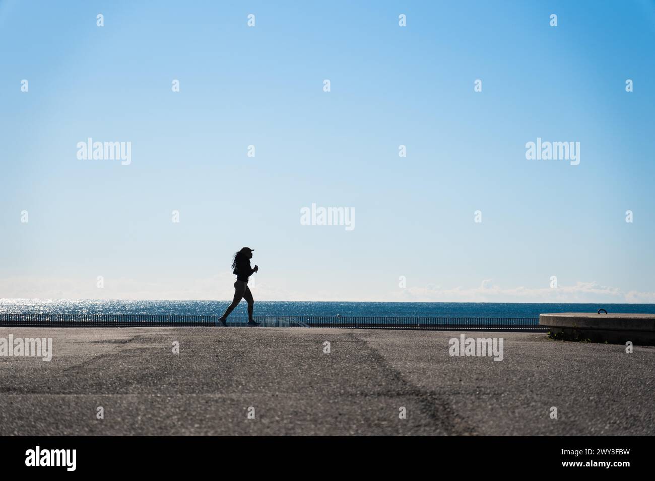 Jogging au port olympique de Barcelone, Espagne Banque D'Images