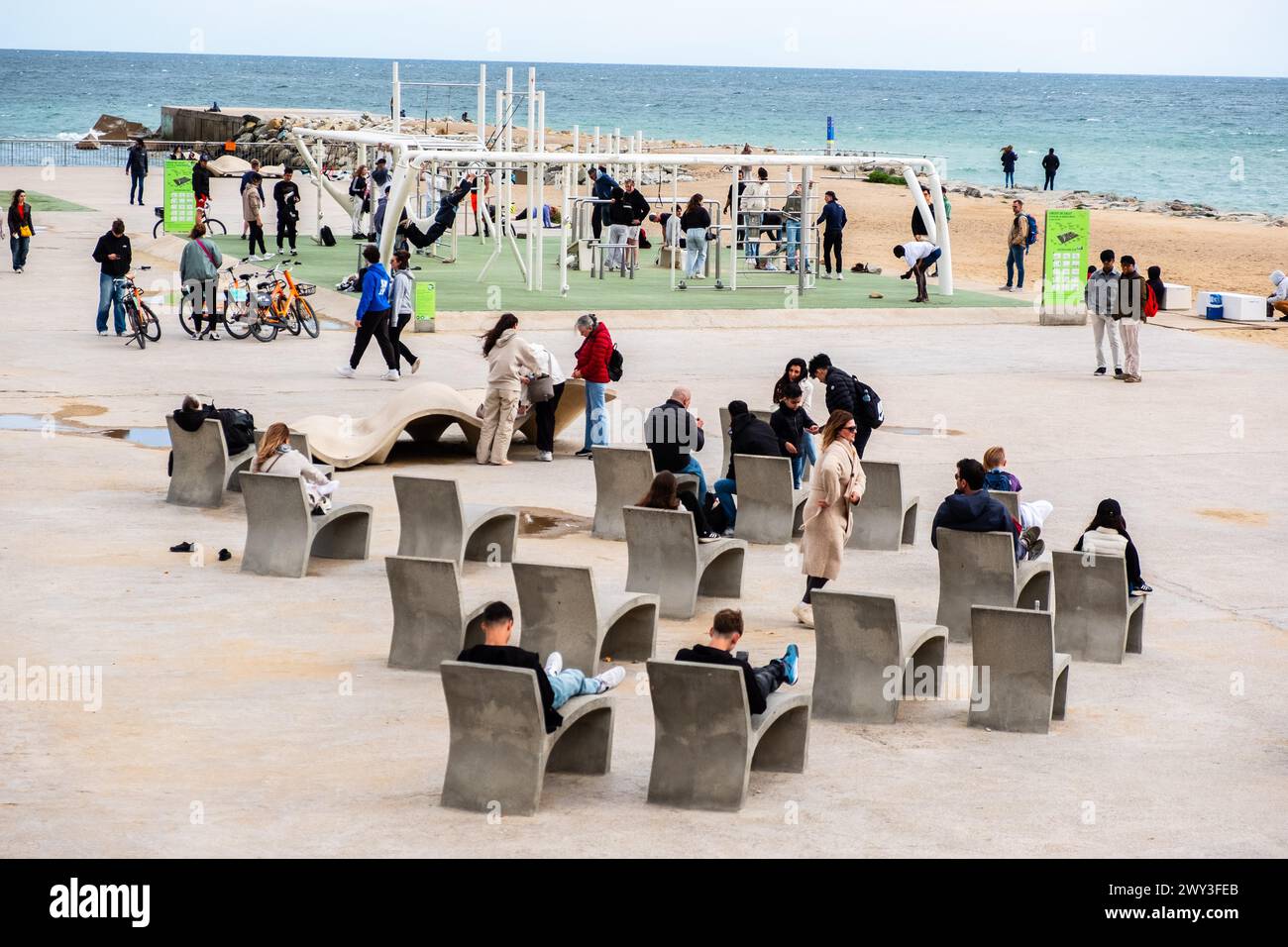 Bancs et gymnase sur la plage à Barcelone, Espagne Banque D'Images