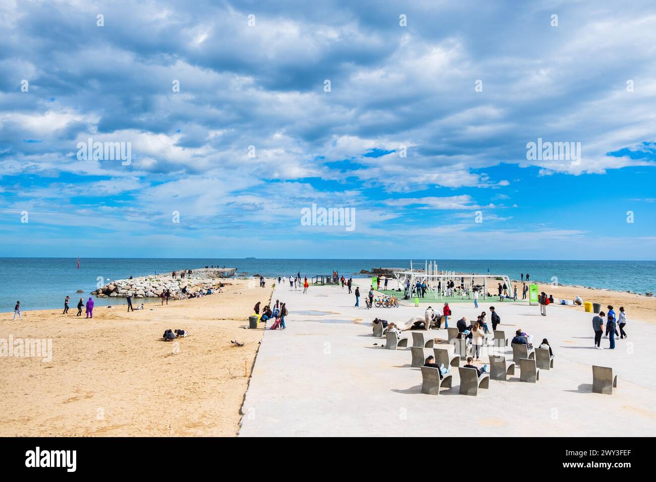 Bancs et gymnase sur la plage à Barcelone, Espagne Banque D'Images