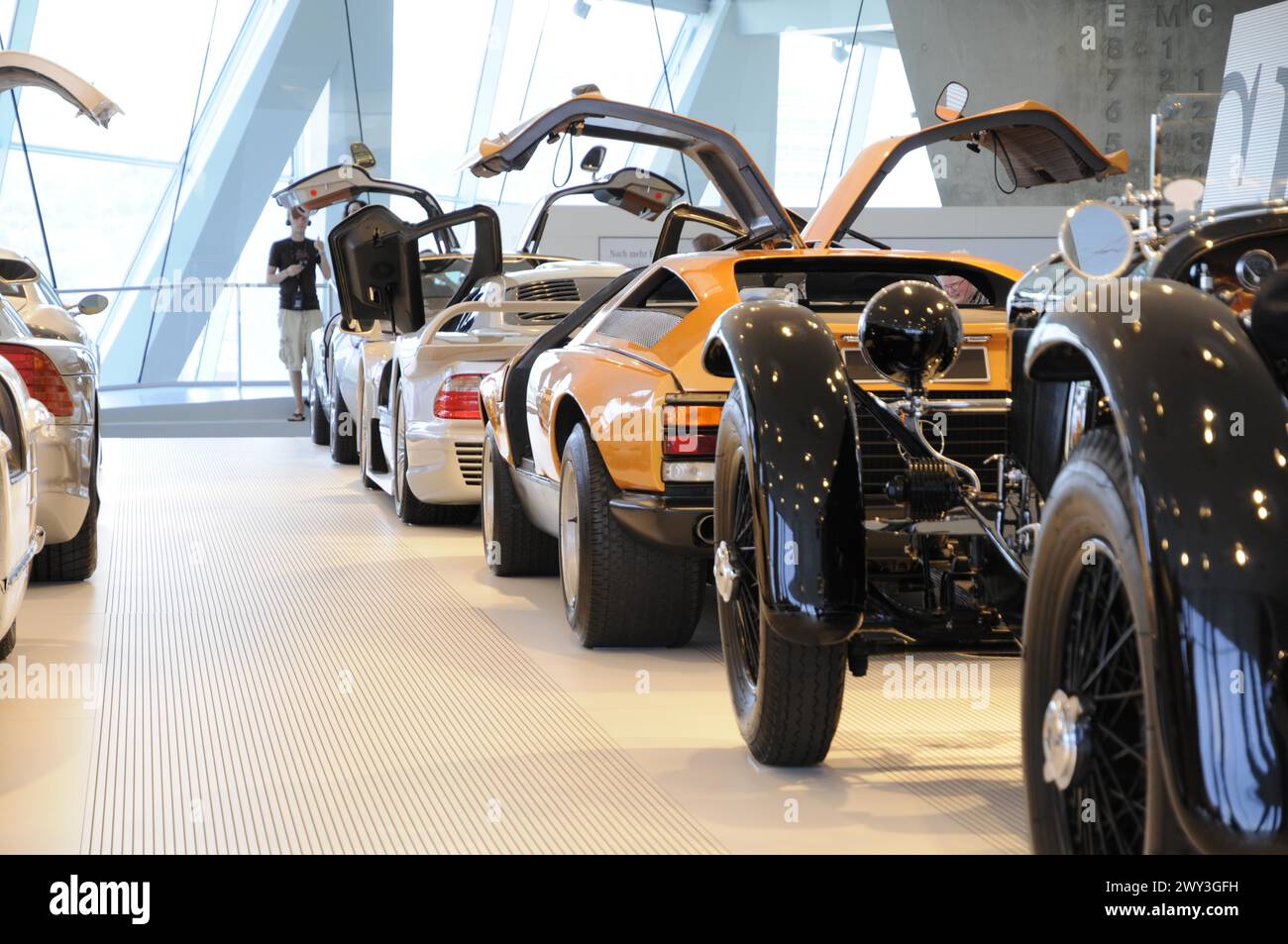 Musée, Musée Mercedes-Benz, Stuttgart, rangée de voitures de sport Mercedes-Benz et de voitures classiques avec des portes en goélette dans une salle d'exposition, Musée Mercedes-Benz Banque D'Images