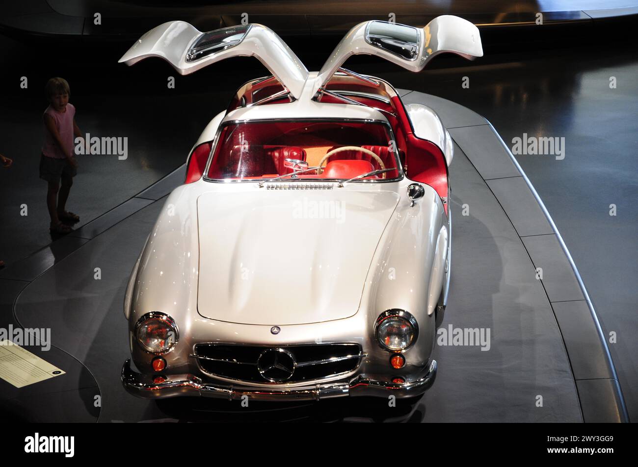 Musée, Musée Mercedes-Benz, Stuttgart, voiture de sport Mercedes classique blanche avec portes ouvertes, Musée Mercedes-Benz, Stuttgart Banque D'Images