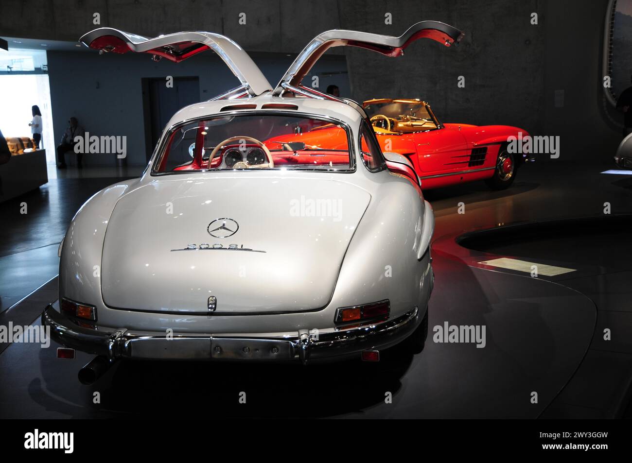 Musée, Musée Mercedes-Benz, Stuttgart, vue arrière d'une voiture de sport Mercedes blanche avec portes ouvertes, Musée Mercedes-Benz, Stuttgart Banque D'Images