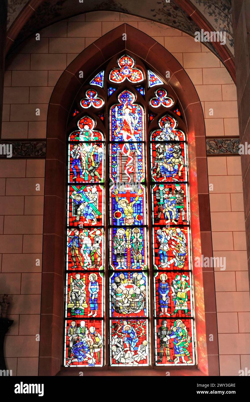 Speyer Cathedral, Un vitrail détaillé en rouge et bleu avec des motifs bibliques inonde l'église de couleur, Speyer Cathedral, UNESCO World Banque D'Images