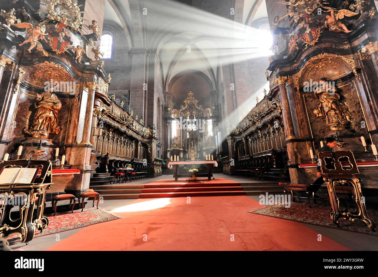 Cathédrale de Speyer, rayons de lumière tombent sur le tapis rouge dans une église avec des sculptures baroques, cathédrale de Speyer, site du patrimoine mondial de l'UNESCO, fondation Banque D'Images