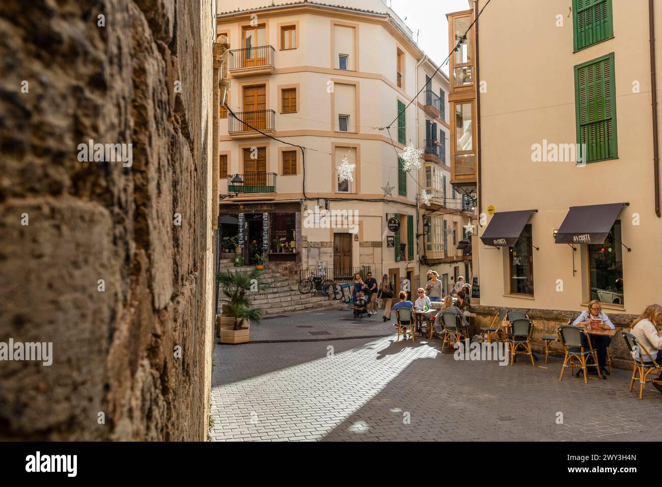 Palma de Majorque, Espagne, octobre 30 2023 : charmantes rues espagnoles par une journée ensoleillée Banque D'Images