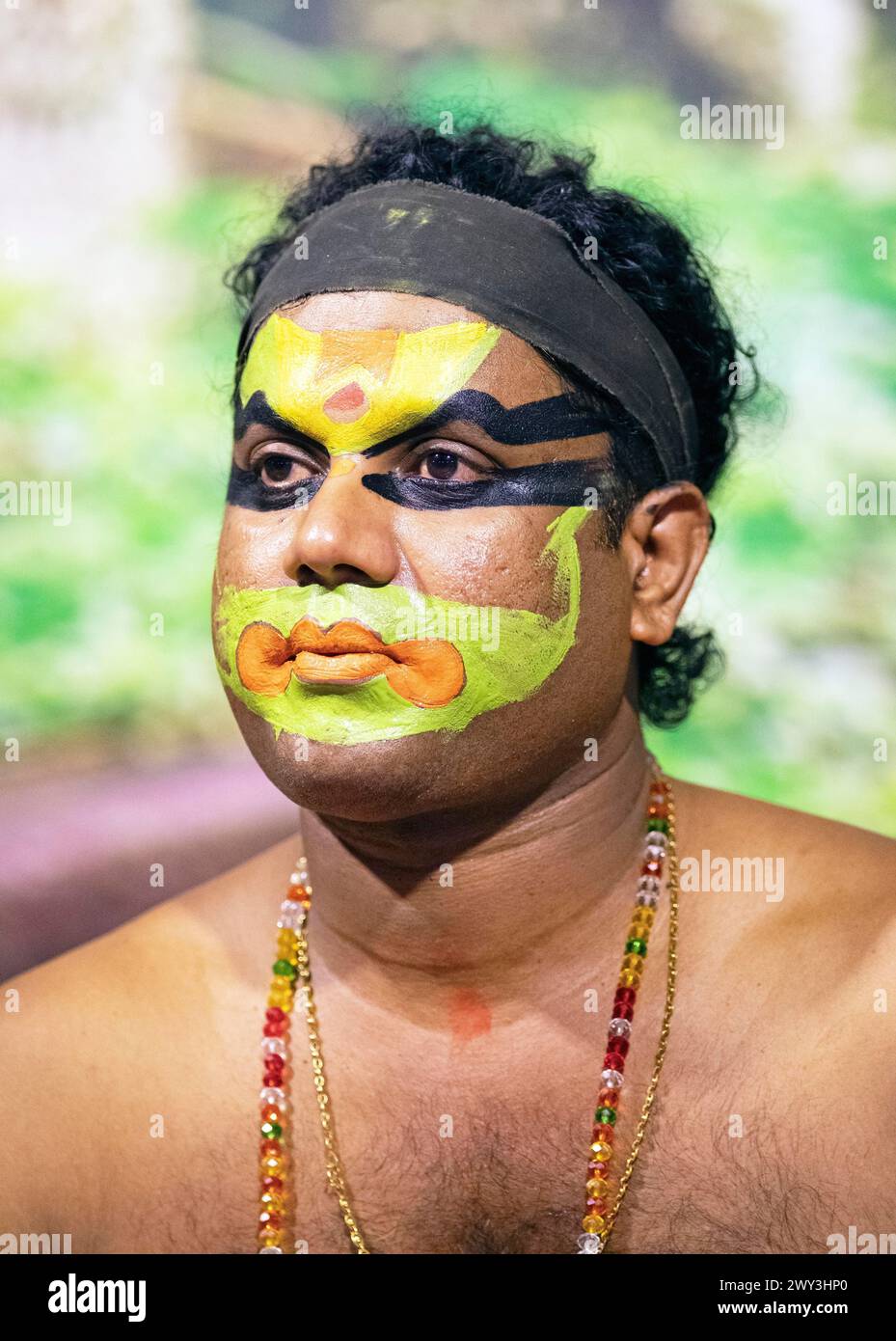 Artiste kathakali ou mime, 38 ans, avec visage peint, Kochi Kathakali Centre, Kochi, Kerala, Inde Banque D'Images