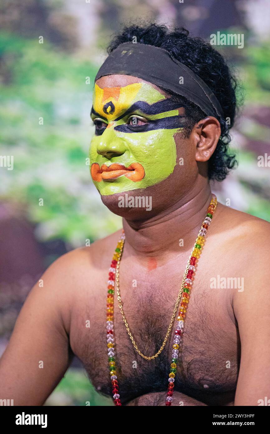 Artiste kathakali ou mime, 38 ans, avec visage peint, Kochi Kathakali Centre, Kochi, Kerala, Inde Banque D'Images
