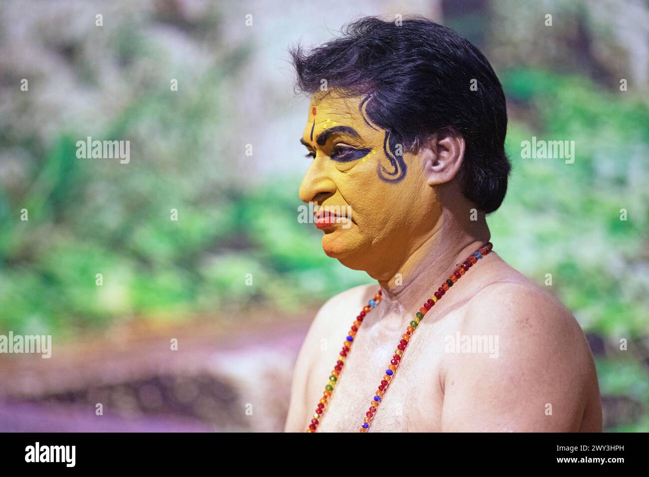 Artiste kathakali ou mime, 60 ans, avec visage peint, Kochi Kathakali Centre, Kochi, Kerala, Inde Banque D'Images