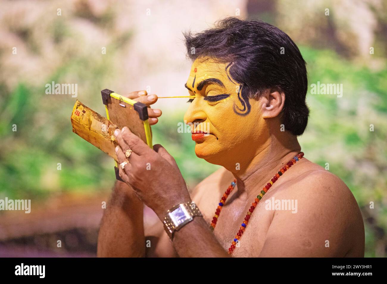 Kathakali interprète ou mime, 60 ans, compose son visage, Kochi Kathakali Centre, Kochi, Kerala, Inde Banque D'Images