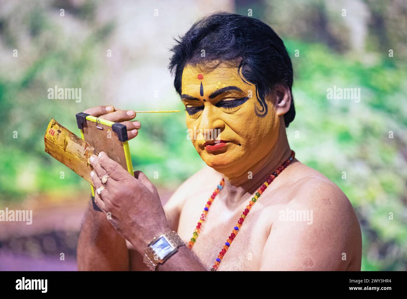 Kathakali interprète ou mime, 60 ans, compose son visage, Kochi Kathakali Centre, Kochi, Kerala, Inde Banque D'Images