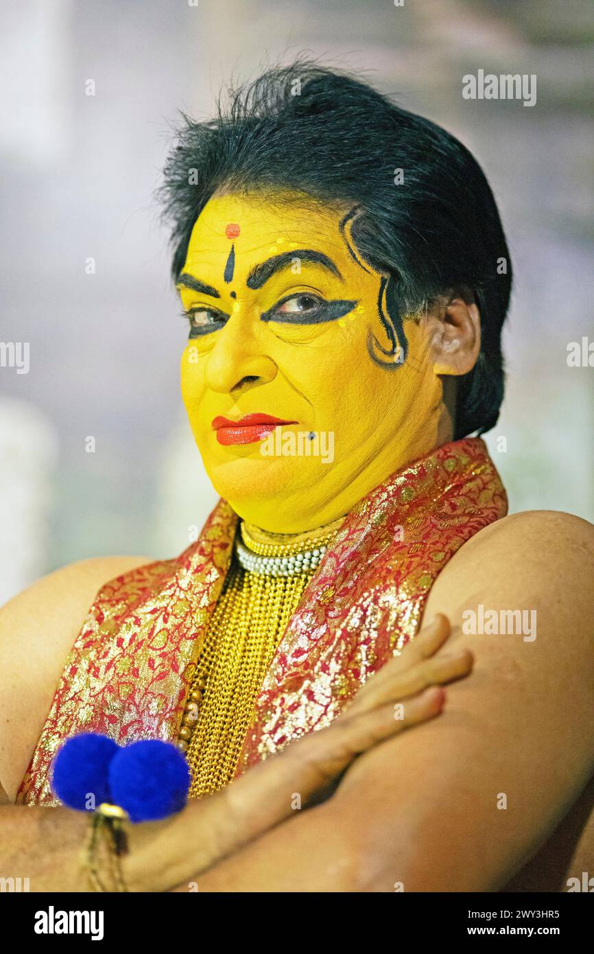 Artiste kathakali ou mime, 60 ans, avec visage peint, Kochi Kathakali Centre, Kochi, Kerala, Inde Banque D'Images