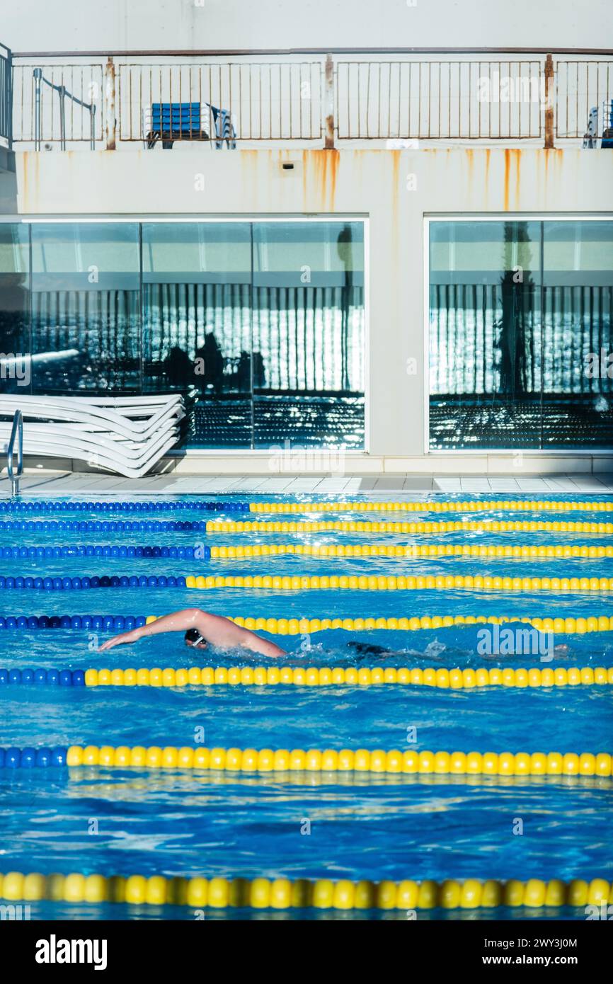 Piscine avec flotteurs dans le port de Barcelone, Espagne Banque D'Images