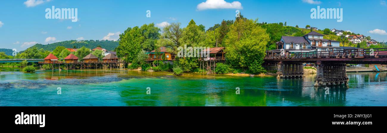 Riverisde de Una à Bosanska Krupa en Bosnie-Herzégovine Banque D'Images