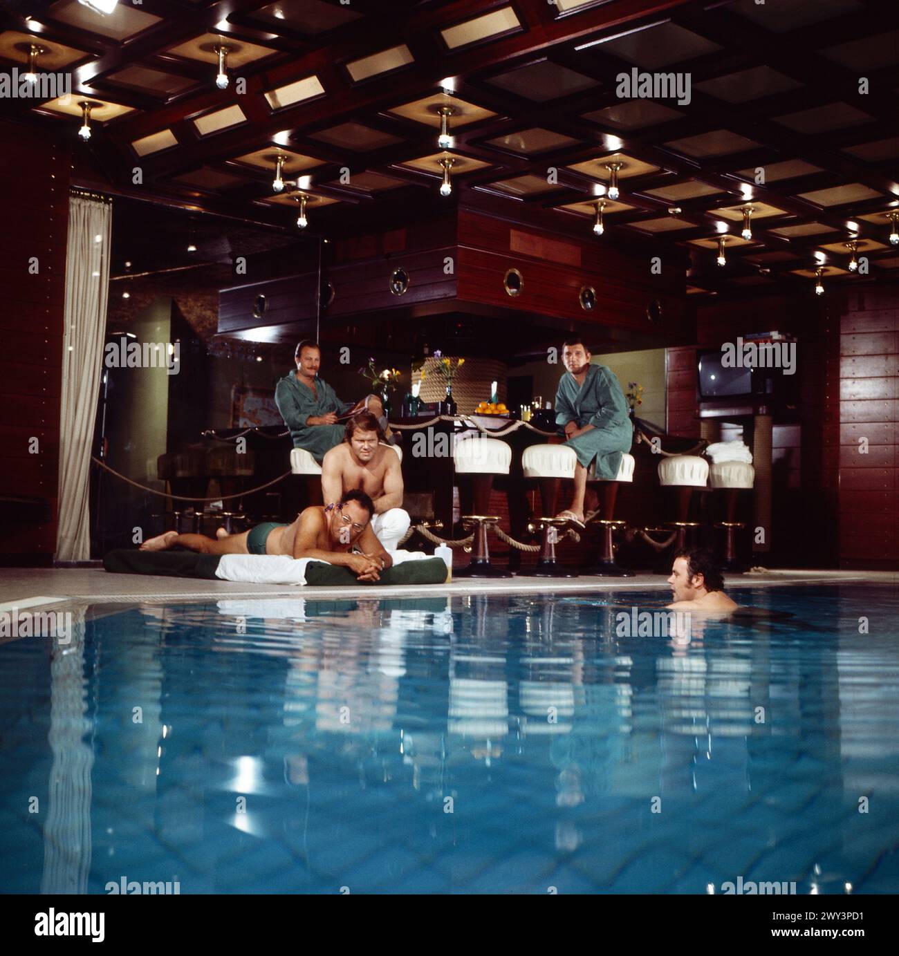 Kleine Bank mit schlechten Noten, Fernsehfilm, Deutschland 1975, Regie : Eberhard Pieper, Darsteller : Karl Water Diess (Bar links), Werner Kreindl (auf dem Bauch liegend) Banque D'Images