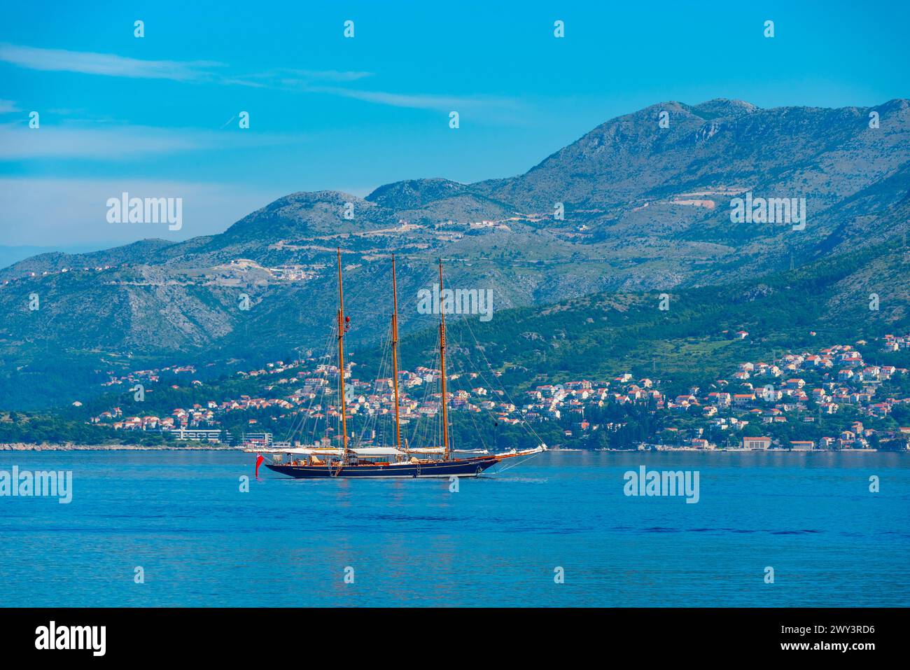 Vieille goélette touristique au large de la côte de Croatie Banque D'Images