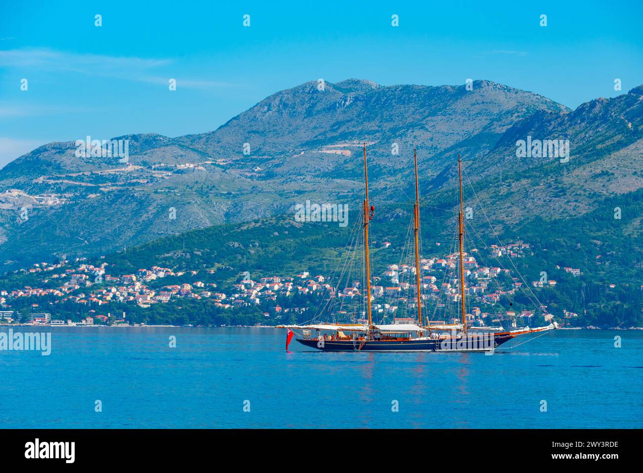 Vieille goélette touristique au large de la côte de Croatie Banque D'Images